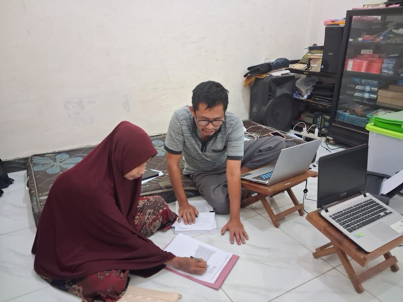 Seorang perempuan menandatangani dokumen saat proses pendampingan layanan hukum di Morowali
