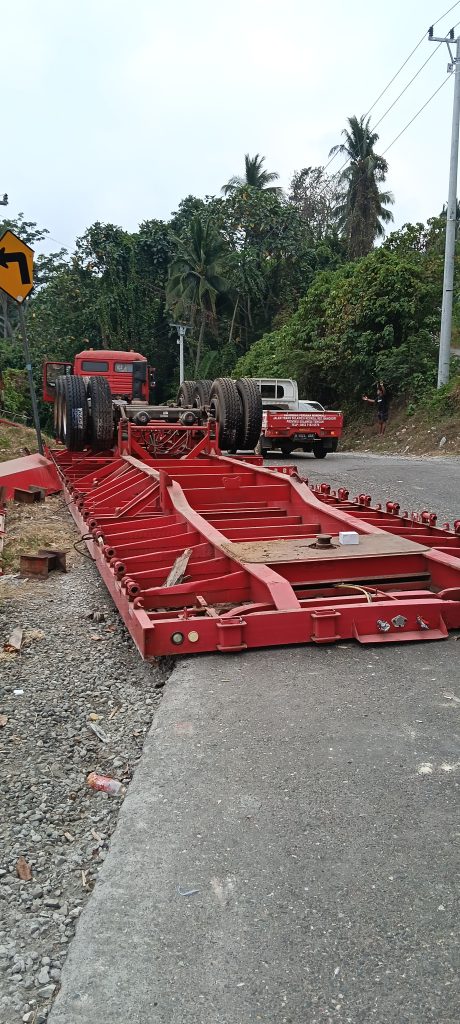 Trailer berada di ruas Jalan Trans Sulawesi Bungku–Bahodopi di Bahontobungku, Morowali