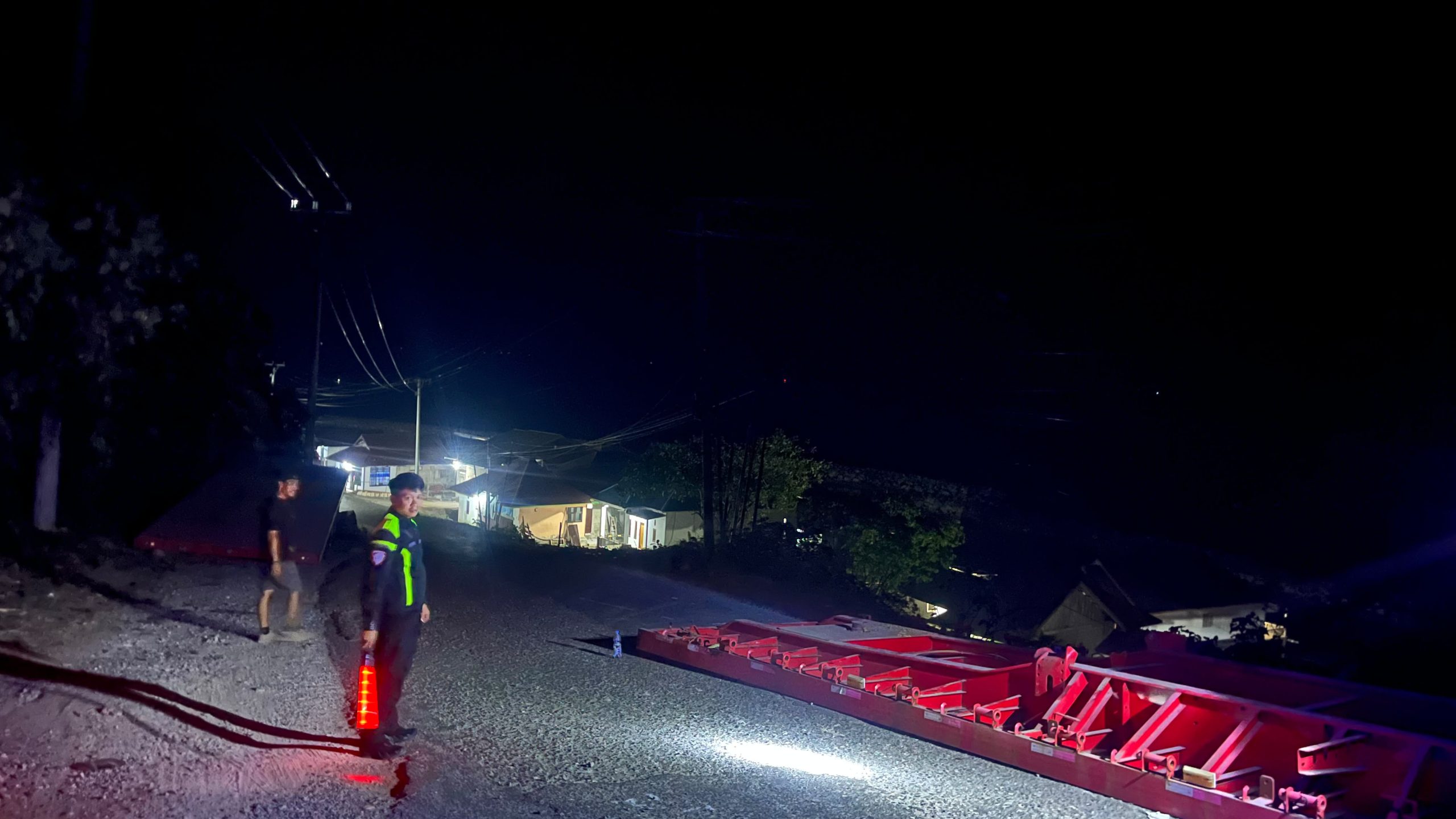 Situasi malam di lokasi kecelakaan trailer di ruas Bungku–Bahodopi, Bahontobungku, Morowali