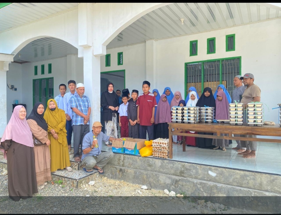 Sejumlah orang dewasa dan anak-anak berkumpul di depan bangunan dengan paket makanan dan bahan pangan.
