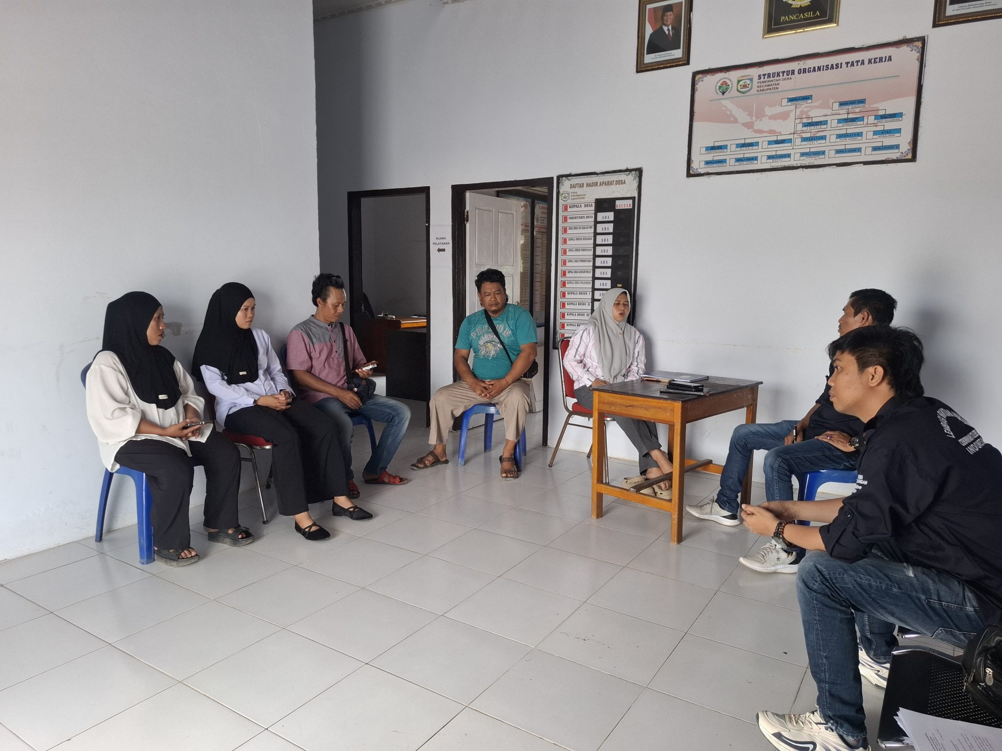 Dokumentasi kunjungan LBH CCI Sulteng ke Kantor Desa Umpanga, Morowali