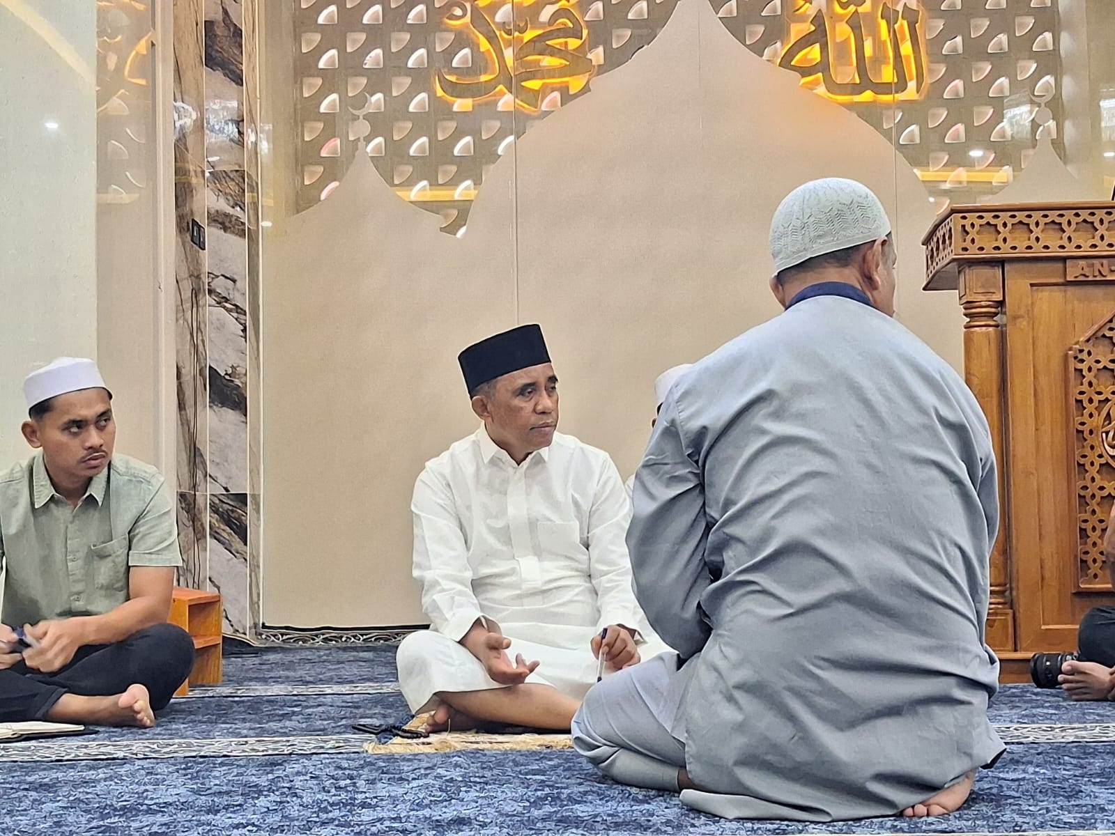 Gubernur Sulawesi Tengah Anwar Hafid berdialog dengan masyarakat seusai salat Subuh di Masjid An-Naafi Palu